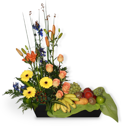 hermoso arreglo de flores con fruta