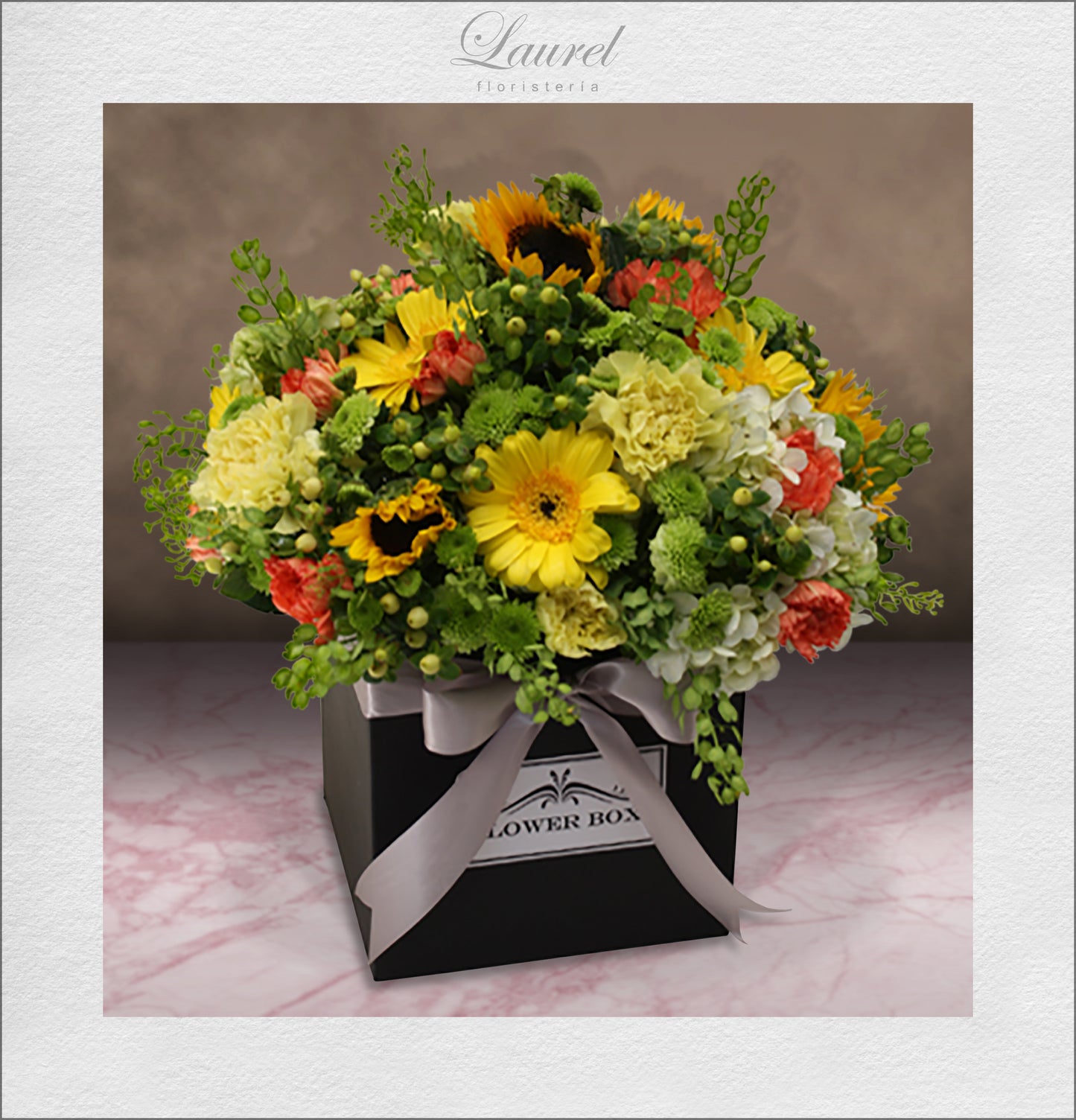 arreglo floral con rosas y gerberas