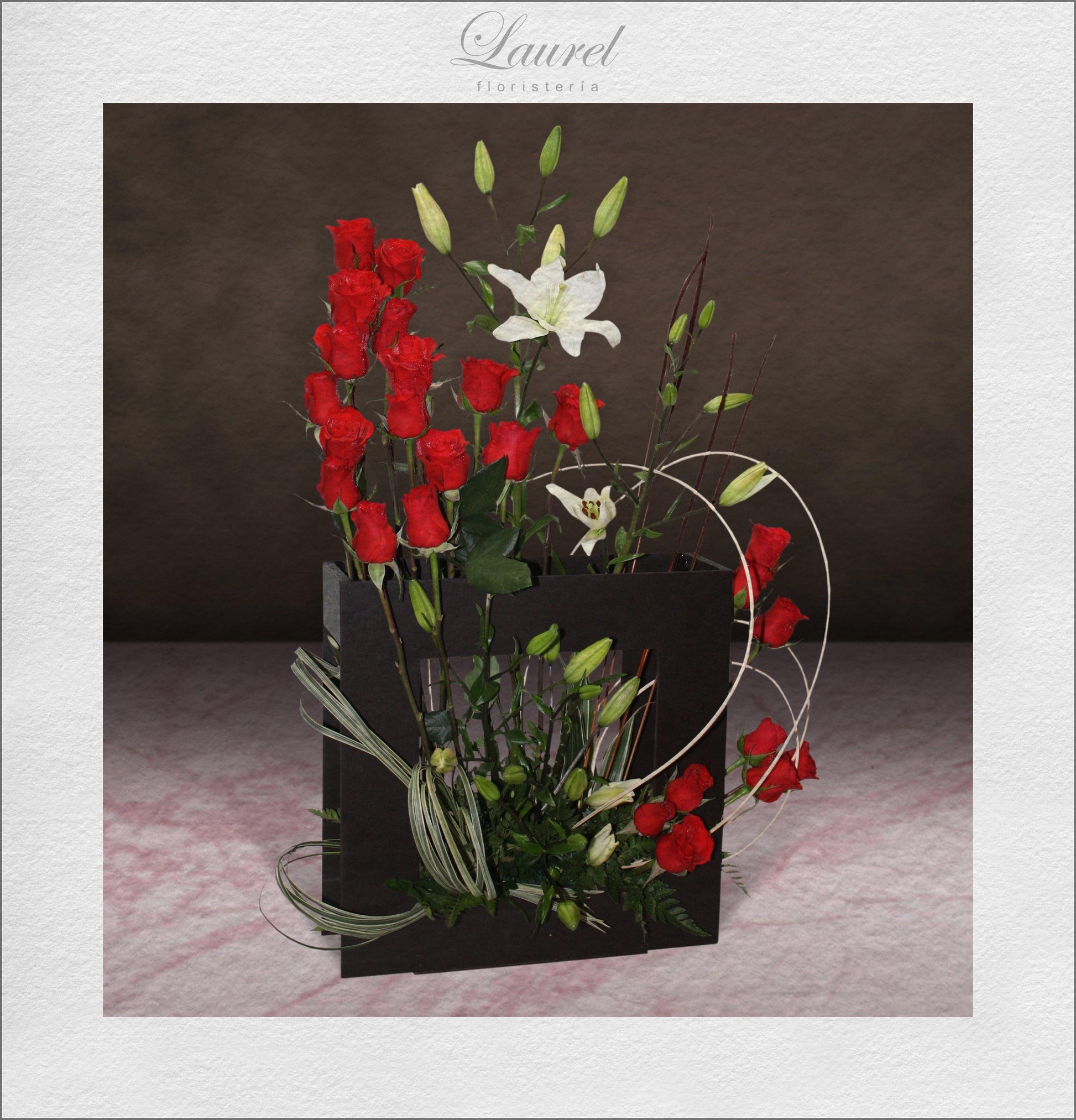 Original arreglo floral de rosas frescas y lilies |  SEXY - Envío de Arreglos florales Laurel Floristería
